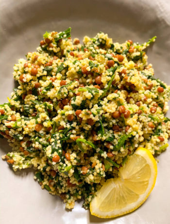 Ensalada de cuscús con lentejas y espinacas.