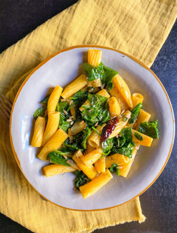 Ensalada de pasta, espinacas y guindilla.