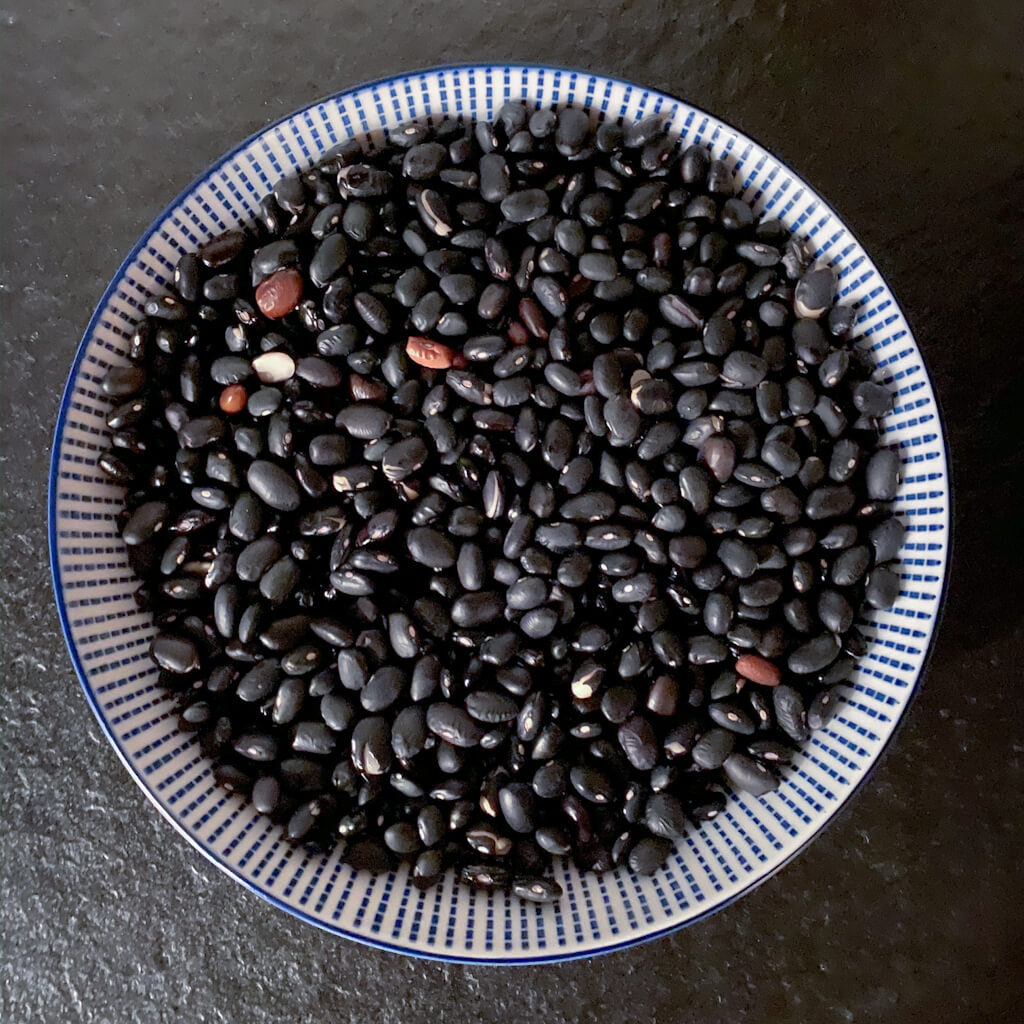 Frijoles negros hervidos en casa.