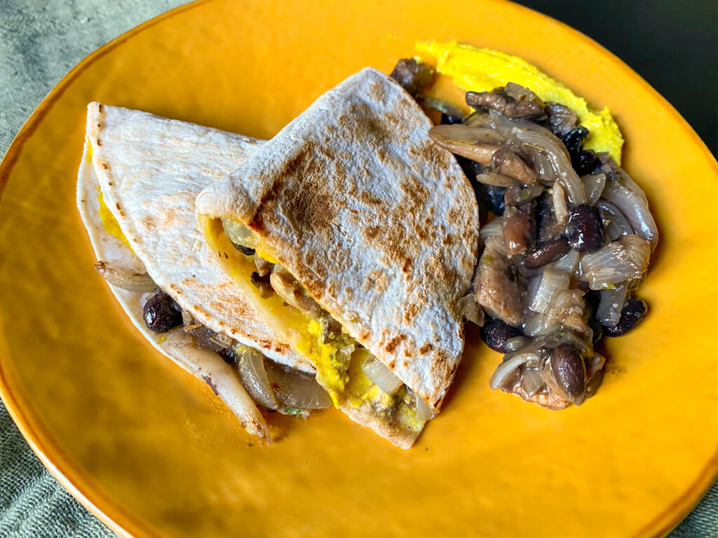 Quesadillas veganas con setas y frijoles a la plancha.